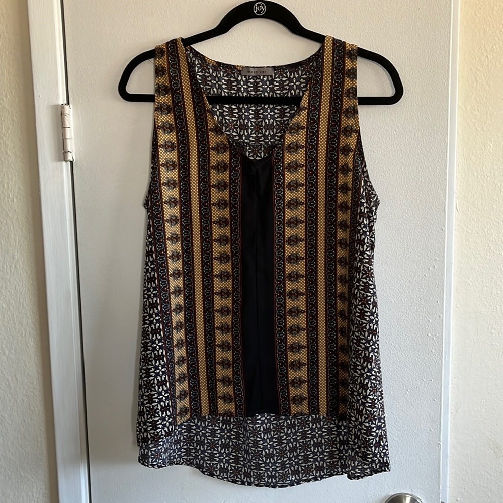 West Kei sleeveless navy blue and tan print top. Size medium.